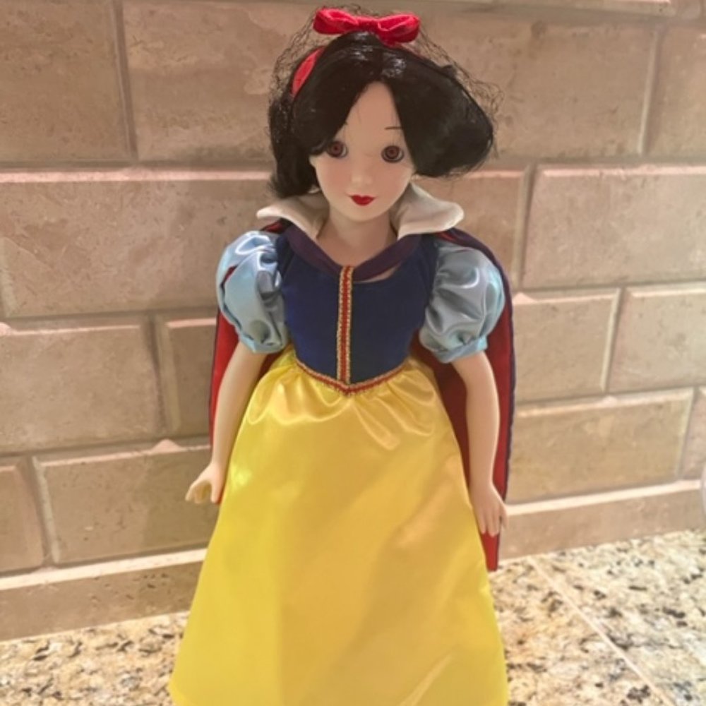 SNOW WHITE DISNEY PORCELAIN DOLL 1987 GOLDEN ANNIVERSARY